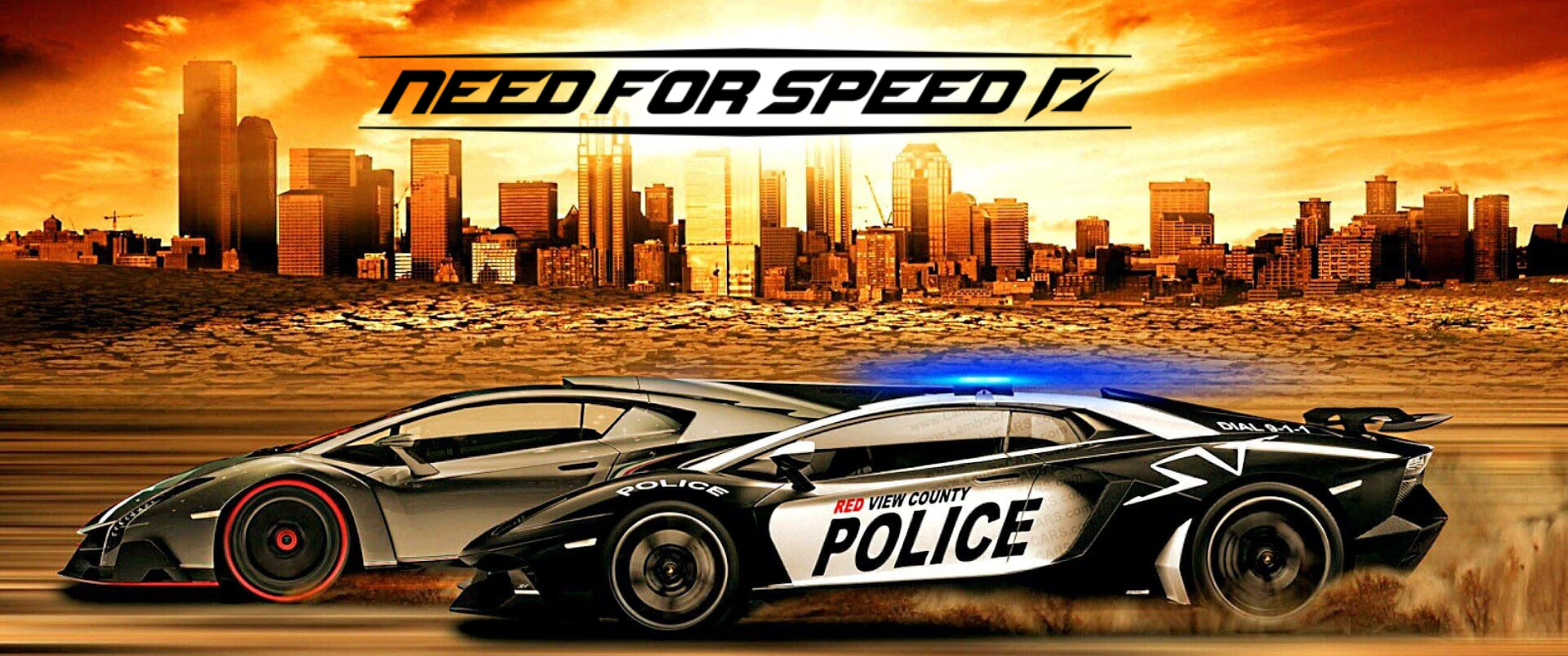 3440x1440p Need For Speed 桌布 壁紙 — 兩輛高速警用跑車在沙漠中奔馳，駛向夕陽下閃耀的城市天際線。
