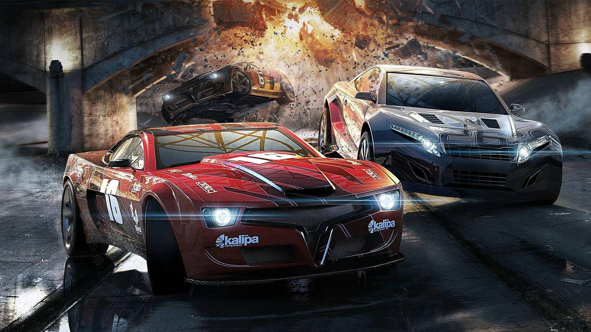 Auto Racing 桌布 壁紙 — 兩輛高速賽車在搖搖欲墜的混凝土天橋下戲劇性地相撞，碎片四處飛散。