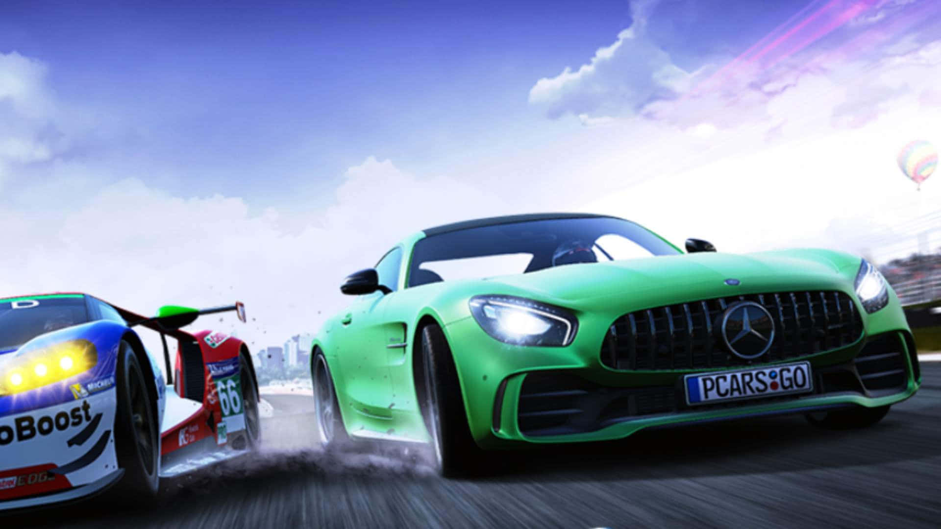 game 桌布 壁紙 — 兩輛高速賽車在陽光明媚的賽道上競爭性地飄移，背景是充滿活力的天空和遠處的城市景觀。