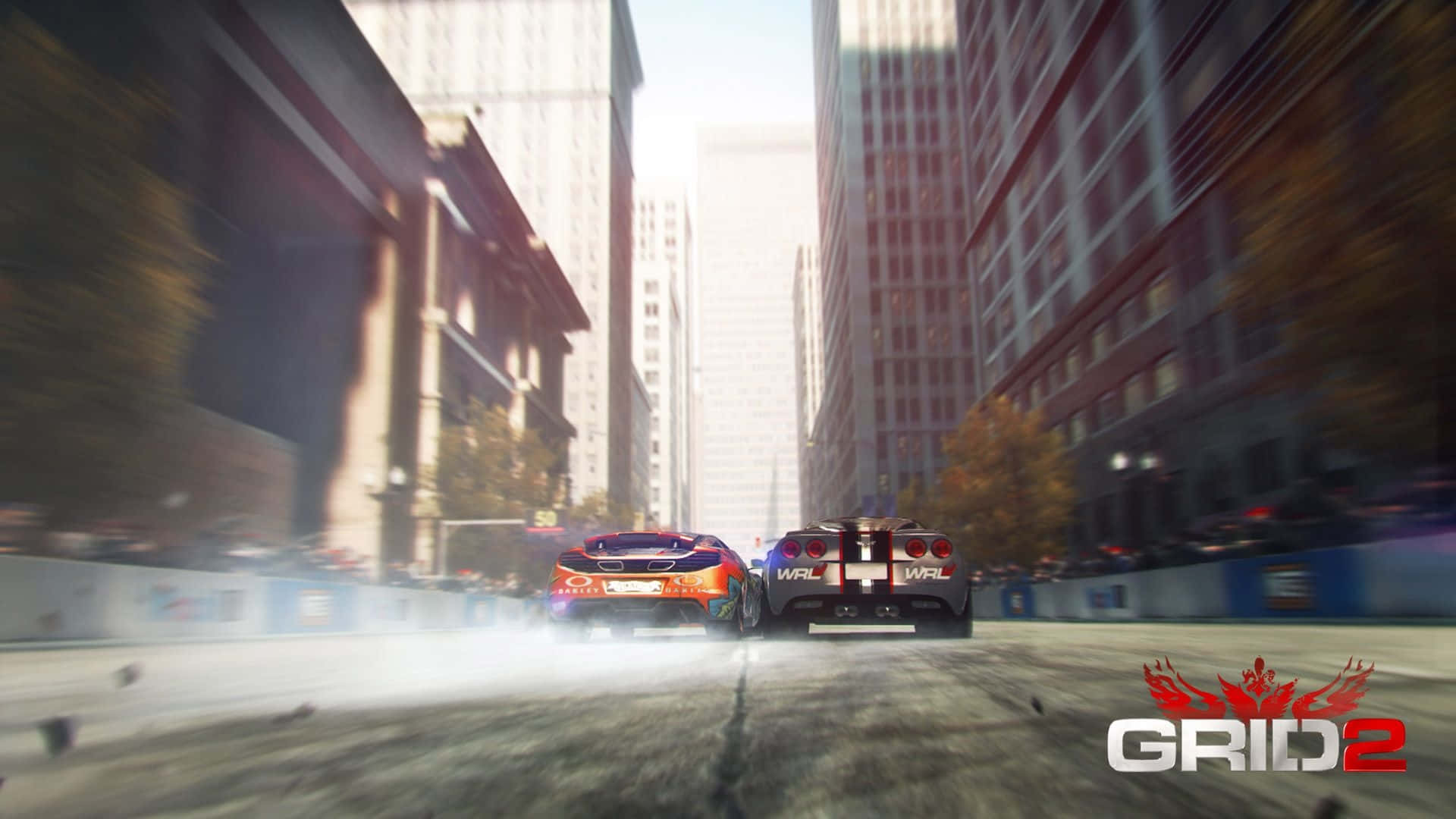 race car 桌布 壁紙 — 兩輛高速賽車在陽光普照的城市峽谷中飄移，帶有動態模糊和輪胎煙霧。