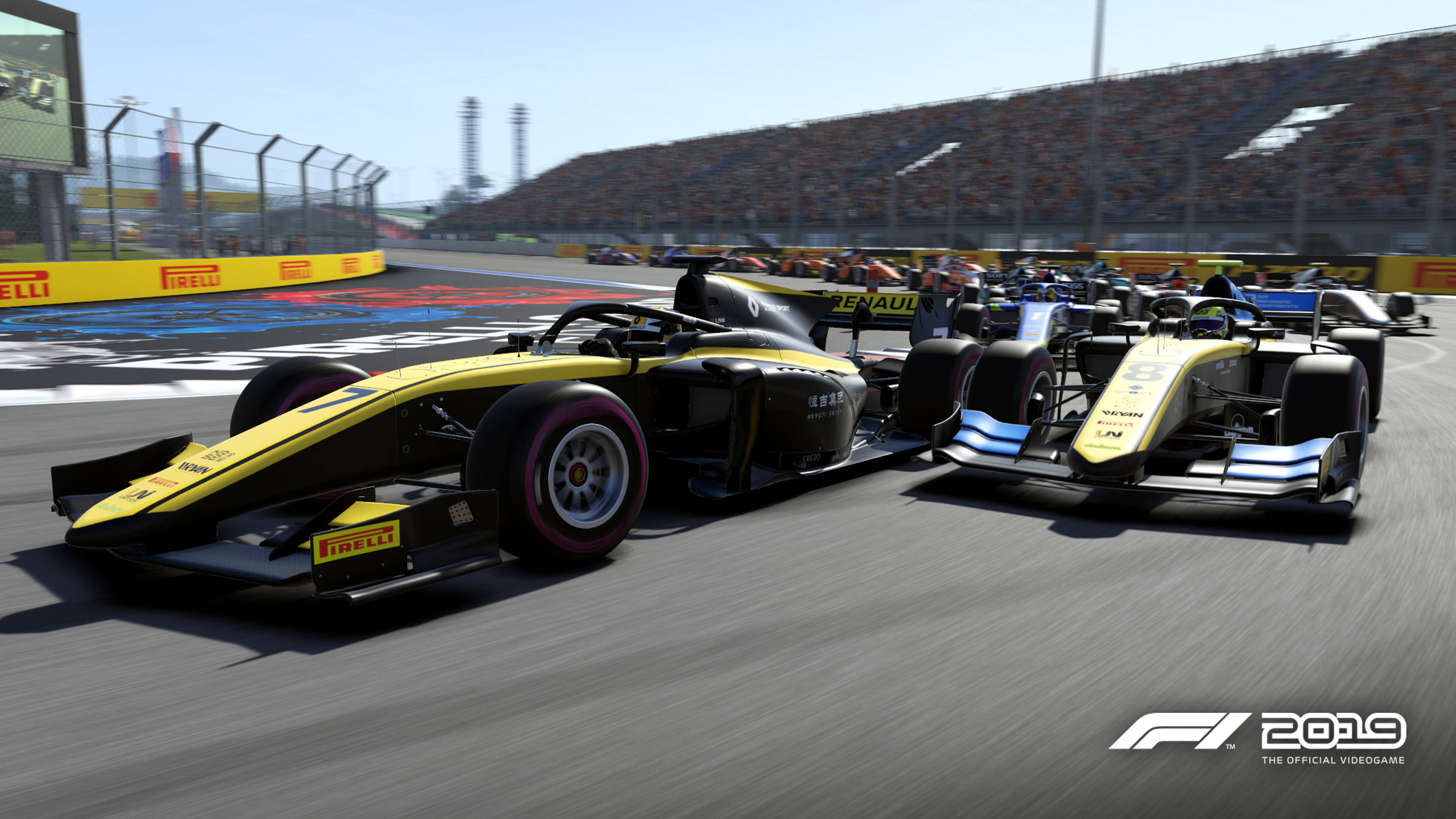 F1 2019 壁紙 桌布 壁紙 — 兩輛黃黑相間的一級方程式賽車在陽光照耀的賽道上緊密競賽，背景是擠滿觀眾的看台。