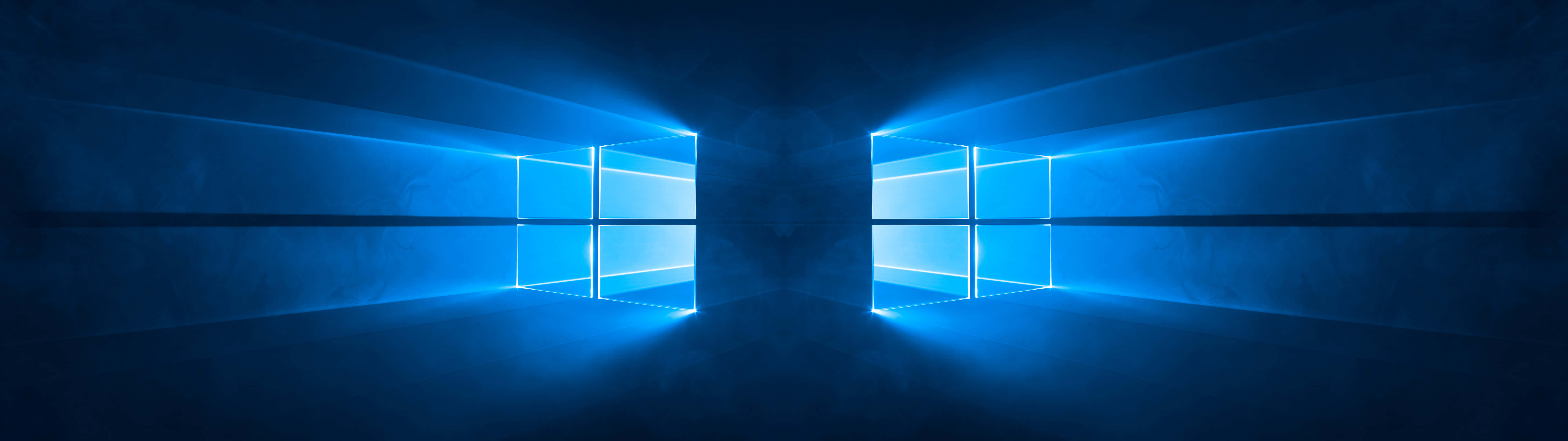 windows 10 dual monitor 桌布 壁紙 — 兩道發光的藍色窗戶在黑暗霧氣瀰漫的走廊中發出耀眼的光束，營造出未來數位氛圍。