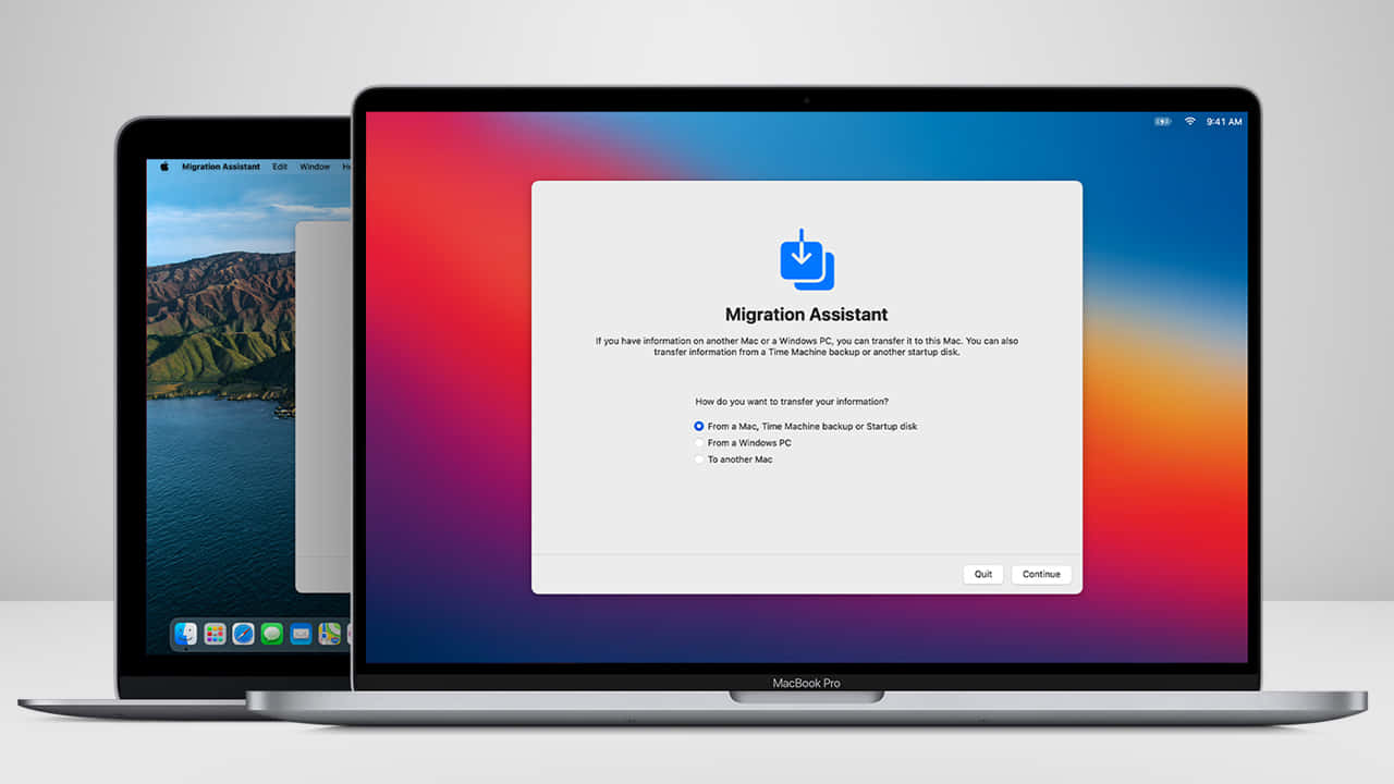 Mac 桌布 壁紙 — 兩部 MacBook 顯示「移轉輔助程式」，帶有鮮豔的漸層背景和風景優美的山湖背景。