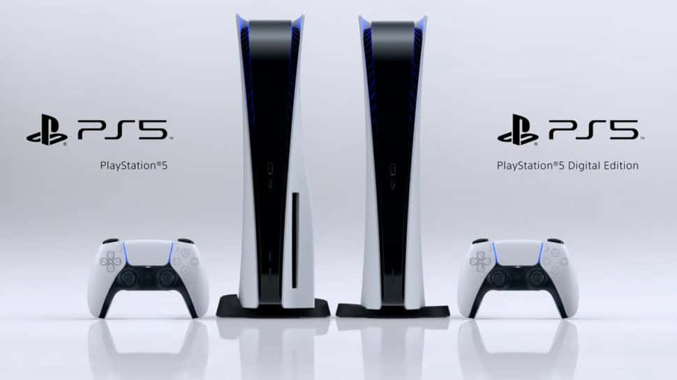 PS5 動態圖片 桌布 壁紙 — 兩部 PlayStation 5 主機和控制器並排展示在反光的白色表面上，帶有乾淨的攝影棚燈光。