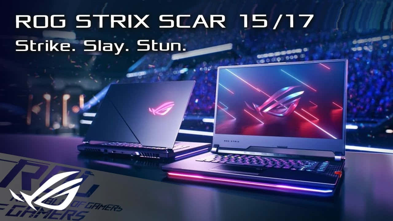 華碩 ROG 桌布 壁紙 — 兩部 ROG Strix Scar 遊戲筆記型電腦在黑暗競技場的舞台上，在人群前發出霓虹燈光。