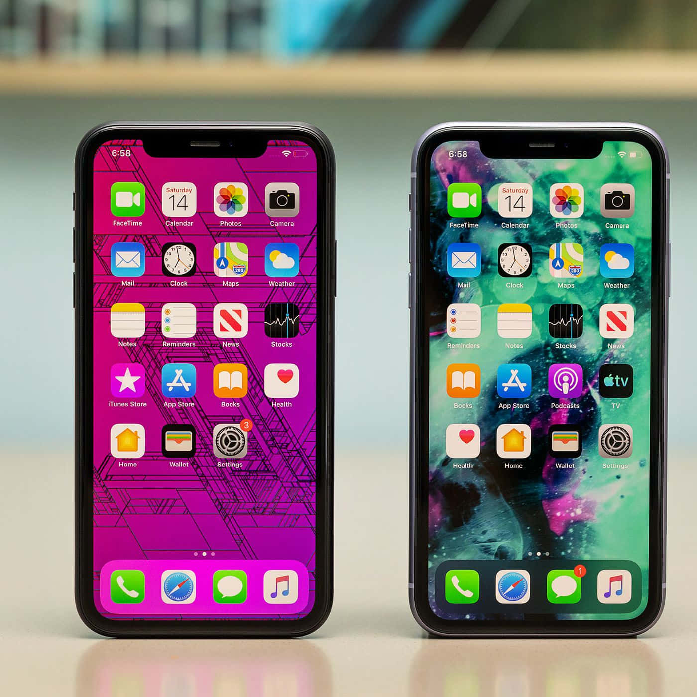 iPhone 美學 桌布 壁紙 — 兩部iPhone並排放置，顯示色彩繽紛的主螢幕，帶有應用程式圖示，背景為充滿活力的幾何和宇宙風格桌布。