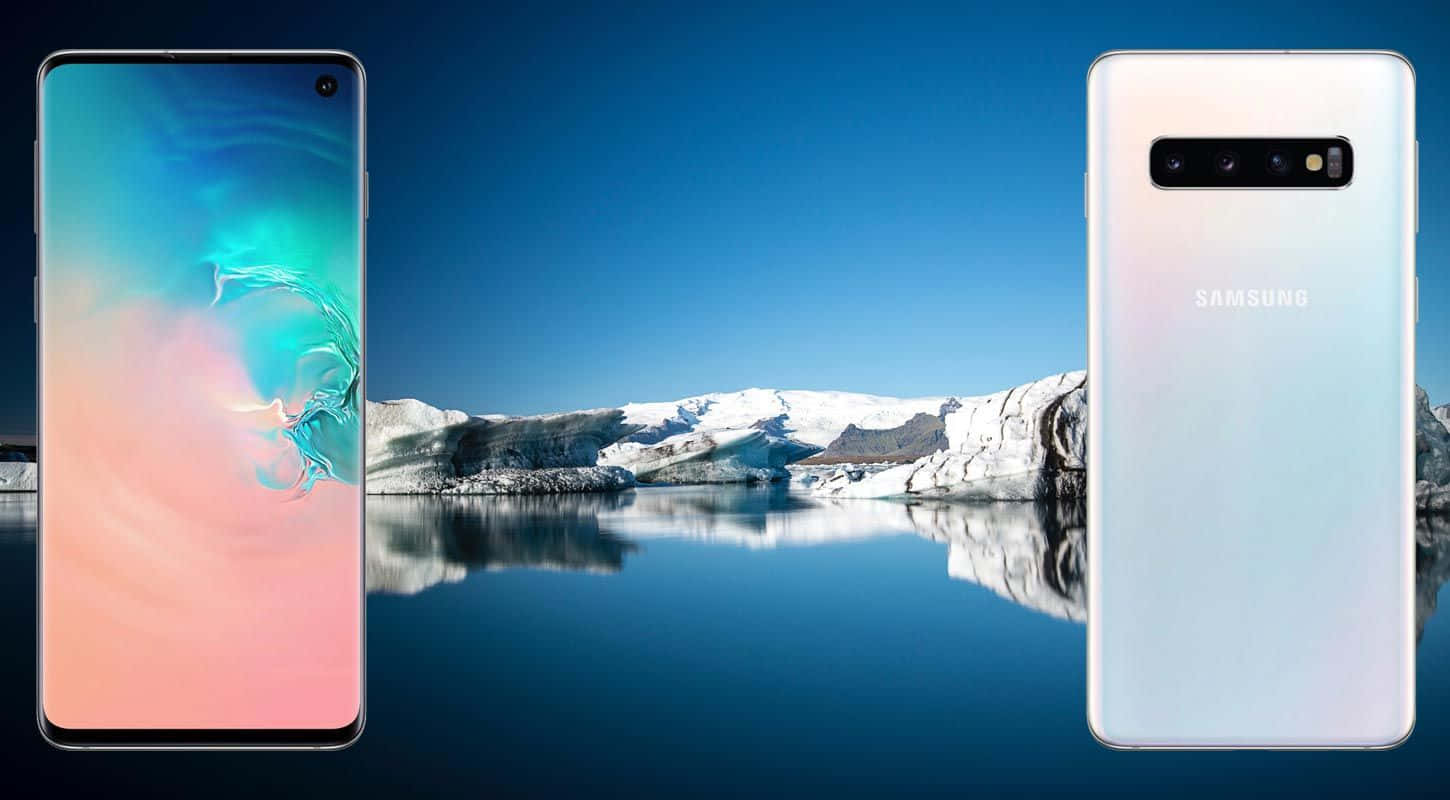 Galaxy S10 桌布 壁紙 — 兩部Samsung智慧型手機在清澈藍天下，襯托著寧靜的冰雪景觀，積雪的山峰倒映在平靜的水面上。