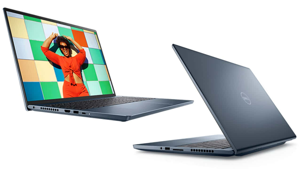 Dell 桌布 壁紙 — 兩部時尚深藍色Dell筆記型電腦在純白背景上展示打開和關閉狀態，其中一個螢幕顯示一張穿著紅色衣服的女性的鮮豔照片。