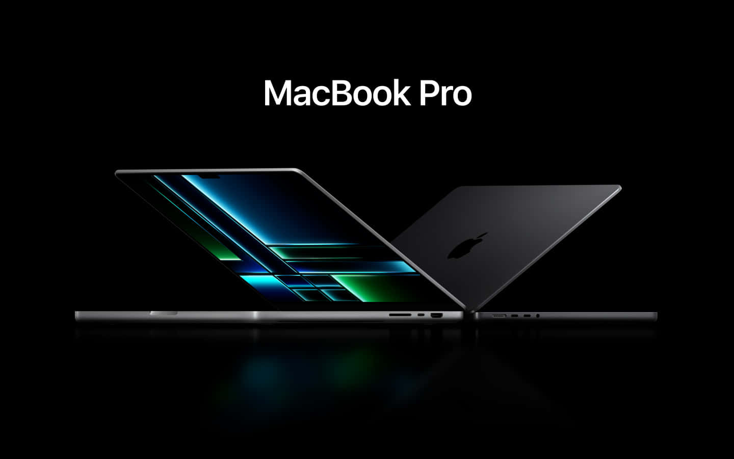 MacBook 動態圖片 桌布 壁紙 — 兩部時尚的MacBook Pro筆記型電腦傾斜在黑色背景上，帶有發光的藍色和綠色螢幕反射。