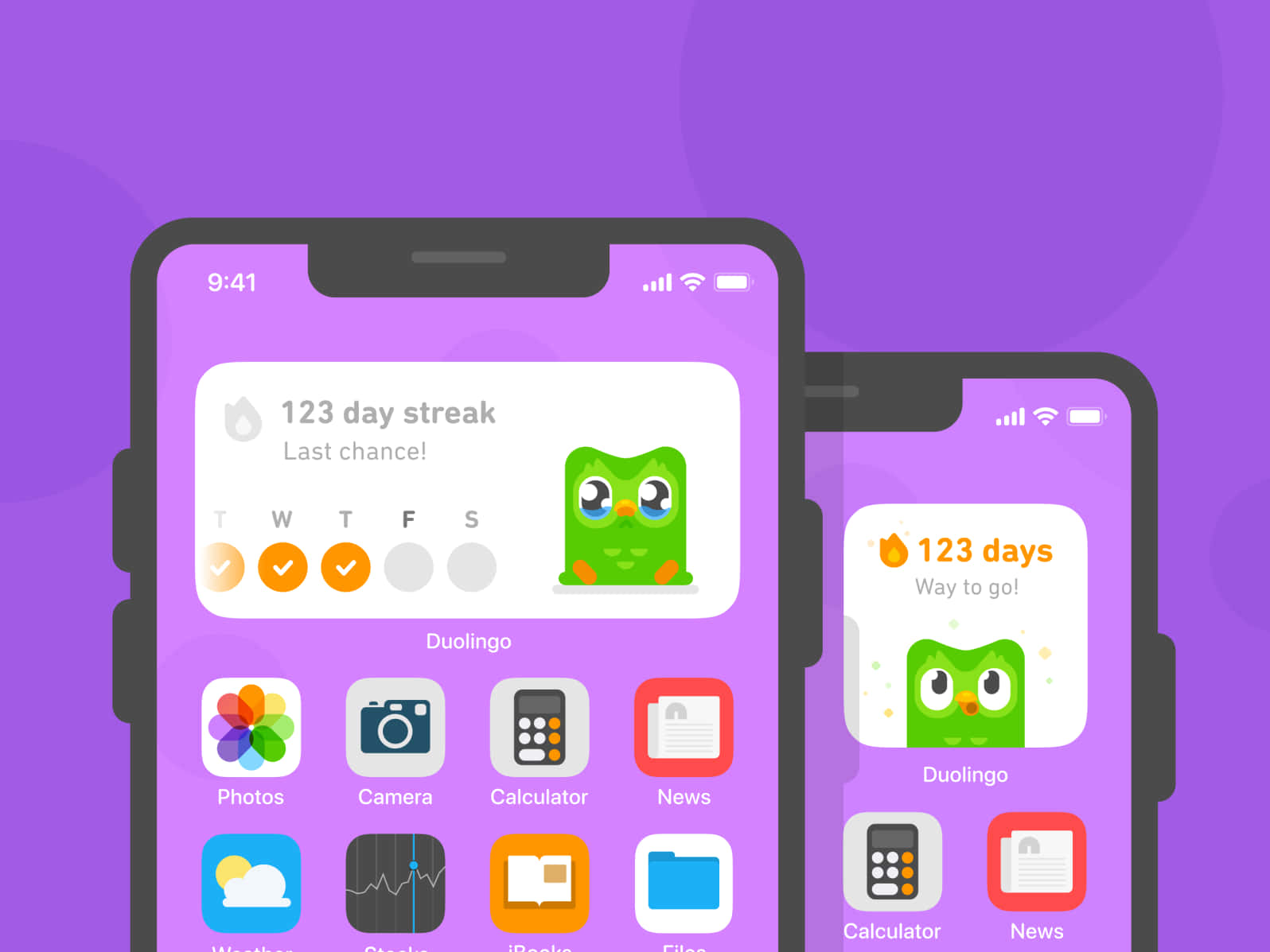Duolingo 桌布 壁紙 — 兩部智慧型手機在充滿活力的紫色背景上顯示Duolingo應用程式，並有123天連續成就。