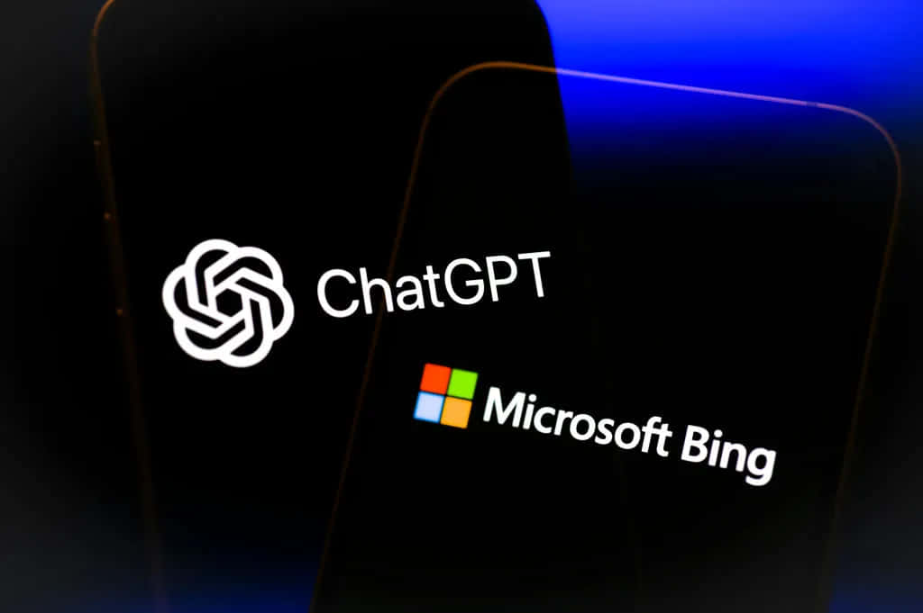 兩部手機顯示 ChatGPT 和 Microsoft Bing 標誌，帶有藍色光芒。
