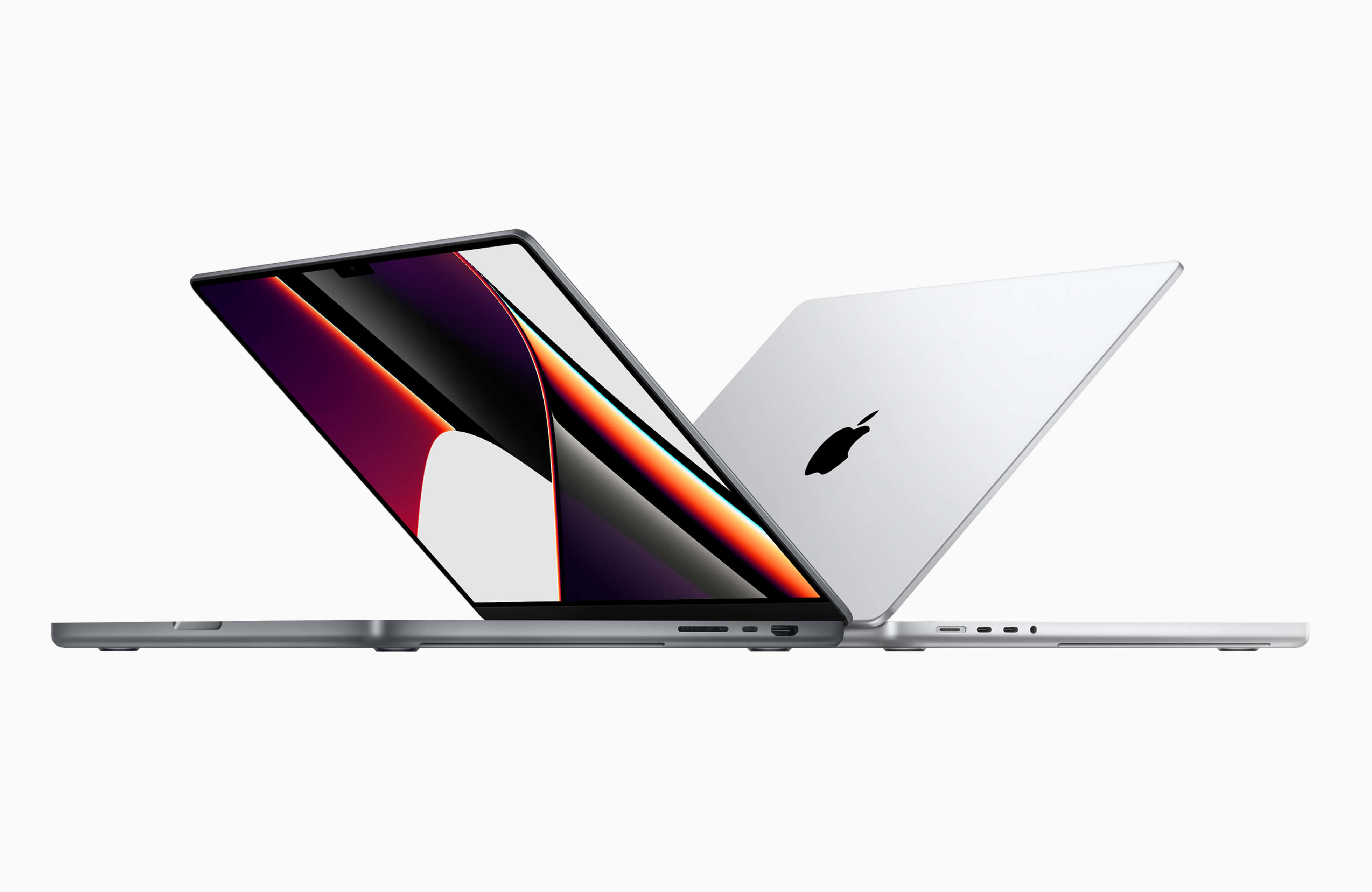 筆電 桌布 壁紙 — 兩部銀色 MacBook Pro 傾斜並排放置在純白背景上，展示充滿活力的抽象螢幕藝術。