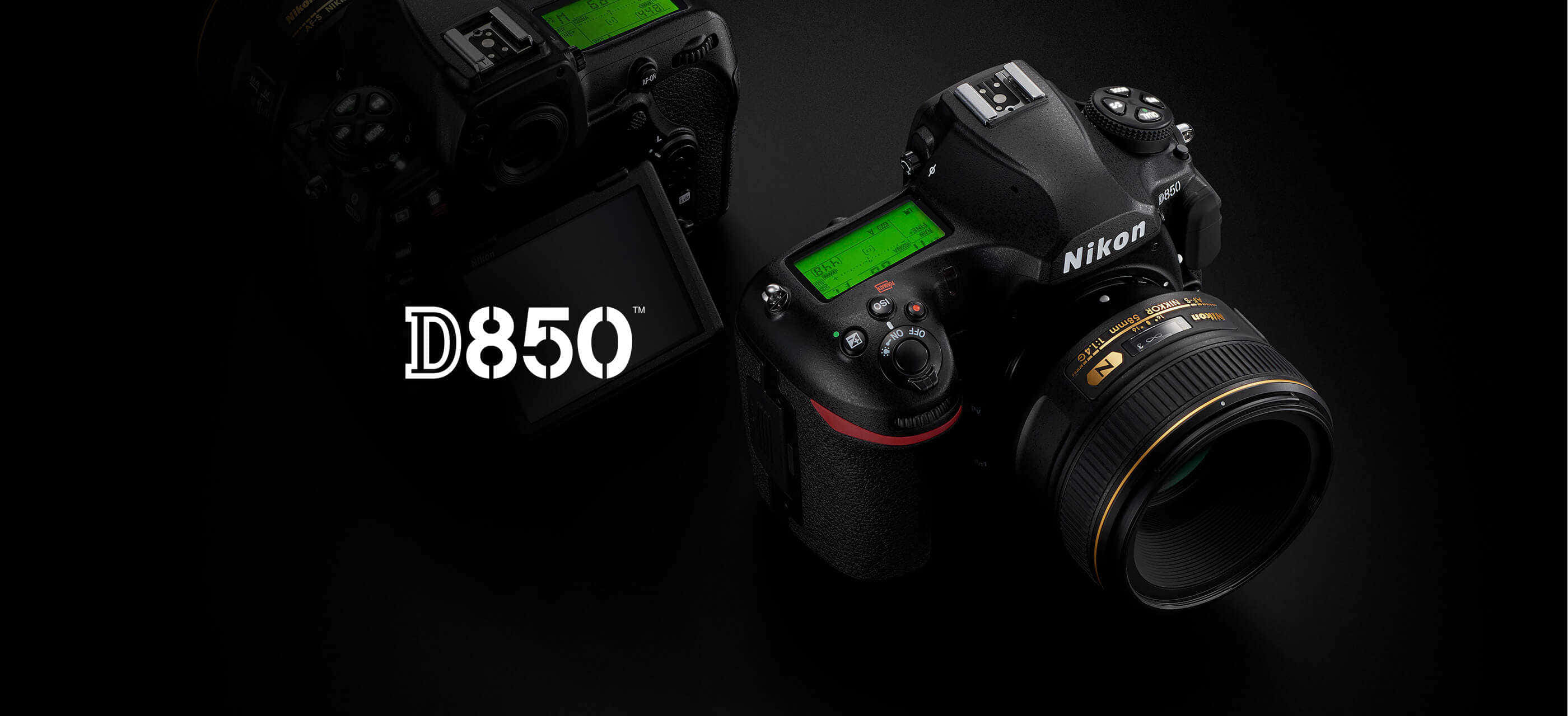 Dslr Camera 桌布 壁紙 — 兩部黑色Nikon D850 DSLR相機，帶綠色LCD螢幕，放在深色反光表面上，帶有白色型號文字。