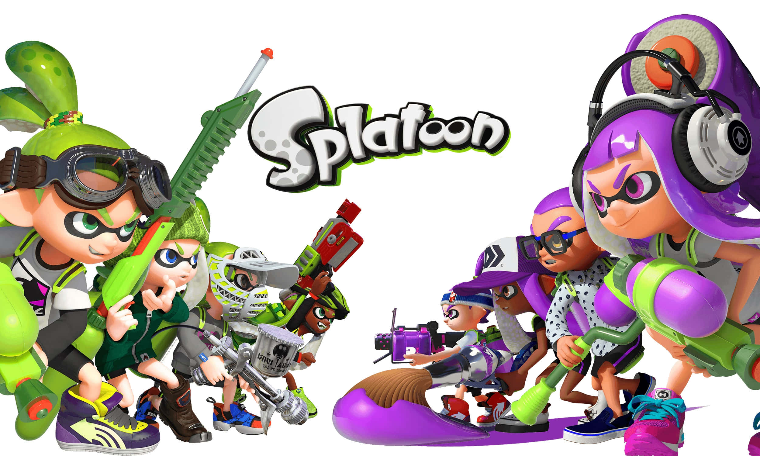splatoon 2 桌布 壁紙 — 兩隊色彩繽紛的魷魚角色，身穿綠色和紫色裝備，在白色背景前拿著墨水槍擺姿勢。