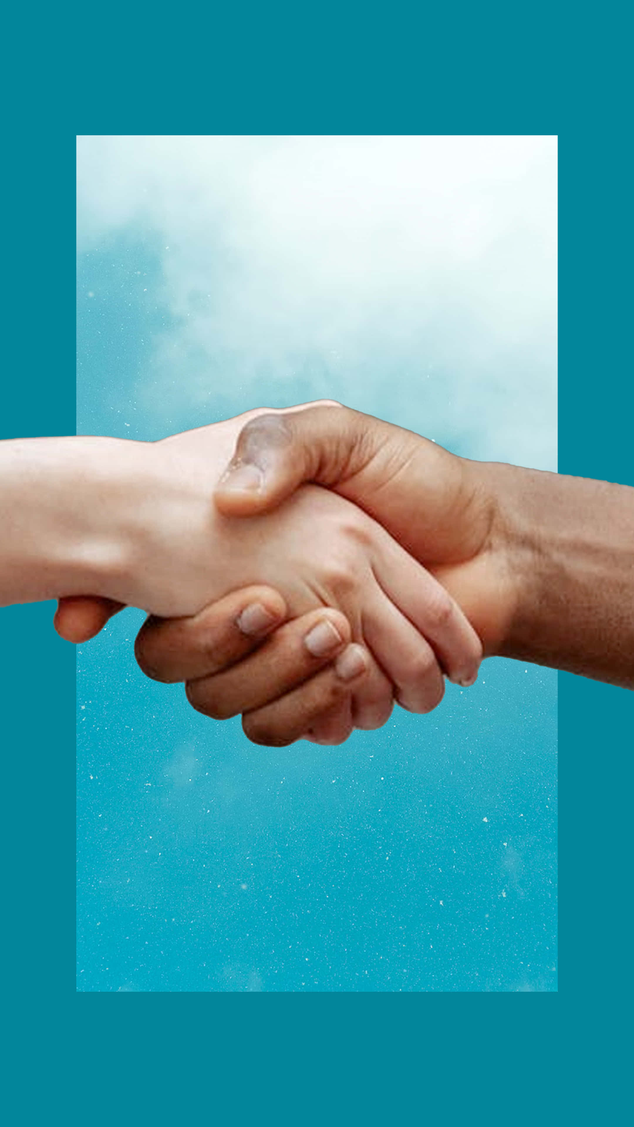 Friendship 桌布 壁紙 — 兩隻不同膚色的手在柔和的藍天背景下緊緊相握。
