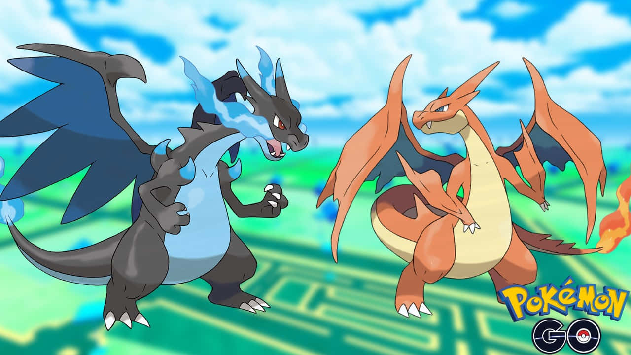 Charizard Pokemon 桌布 壁紙 — 兩隻傳說寶可夢Mega Charizard X和Mega Charizard Y在明亮的藍天和綠色地形前對峙。