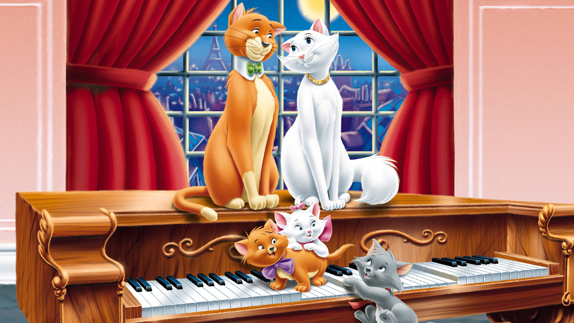 aristocats 桌布 壁紙 — 兩隻優雅的貓咪坐在三角鋼琴上，小貓在下面玩耍，背景是巴黎夜景。