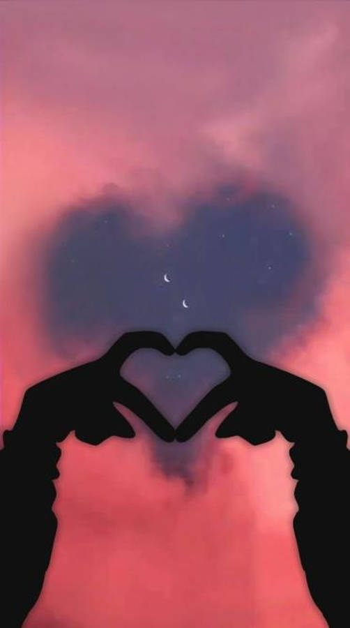 Aesthetic Love 桌布 壁紙 — 兩隻剪影手在粉紫色暮色天空下形成心形，天空中有新月和星星。