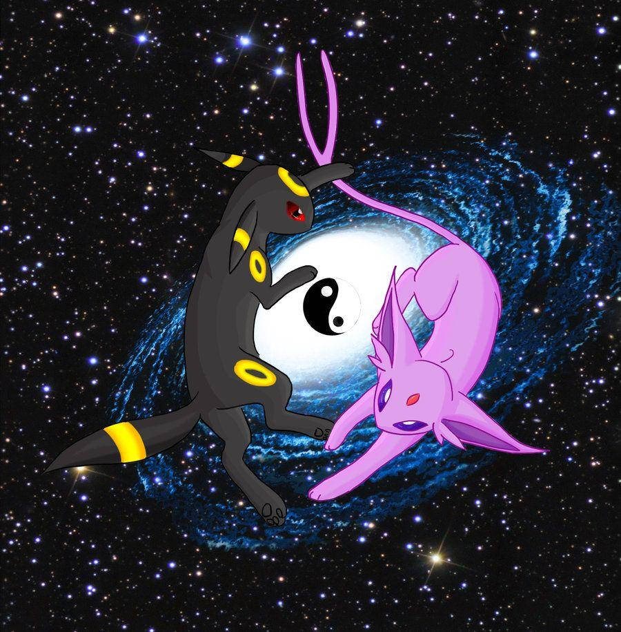Umbreon 桌布 壁紙 — 兩隻動漫風格的寶可夢，月亮伊布和太陽伊布，在星空下的宇宙漩渦中面對面。