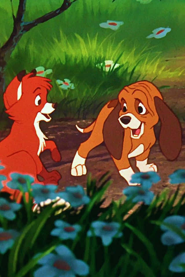 the fox and the hound 桌布 壁紙 — 兩隻動畫小狗——一隻紅色像狐狸和一隻棕色獵犬——在充滿藍色和白色花朵的陽光草地上嬉戲互動。
