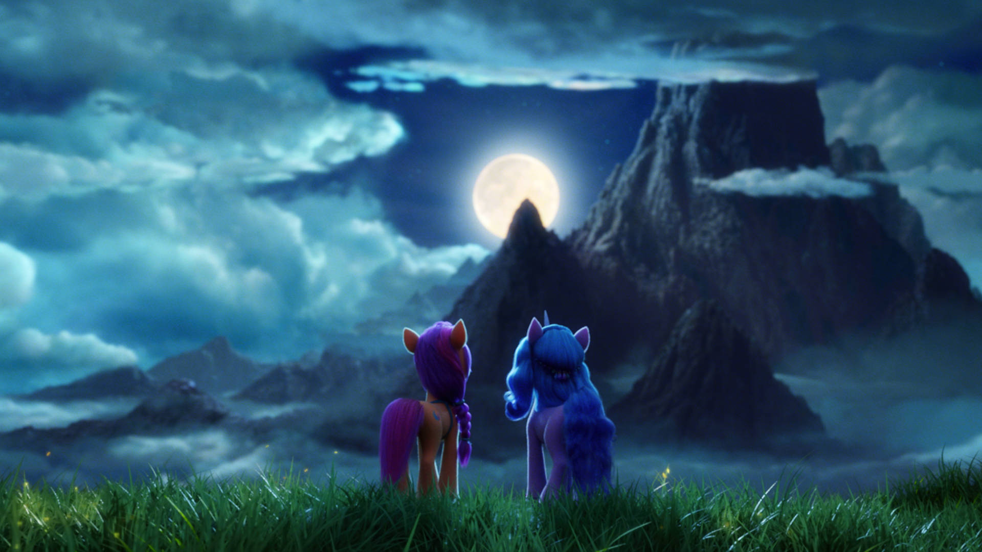 My Little Pony Desktop 桌布 壁紙 — 兩隻動畫小馬，紫色鬃毛，站在長滿草的山坡上，凝視著多雲夜空下鋸齒狀山峰後升起的滿月。
