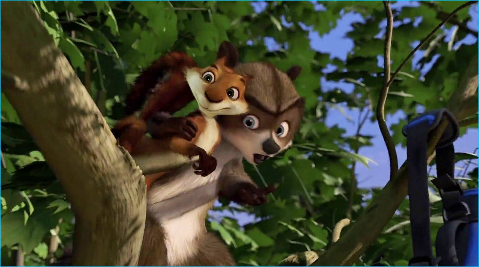 Over The Hedge 桌布 壁紙 — 兩隻動畫松鼠在茂密的綠色森林樹冠下，緊抓著樹枝，背景是明亮的藍天。