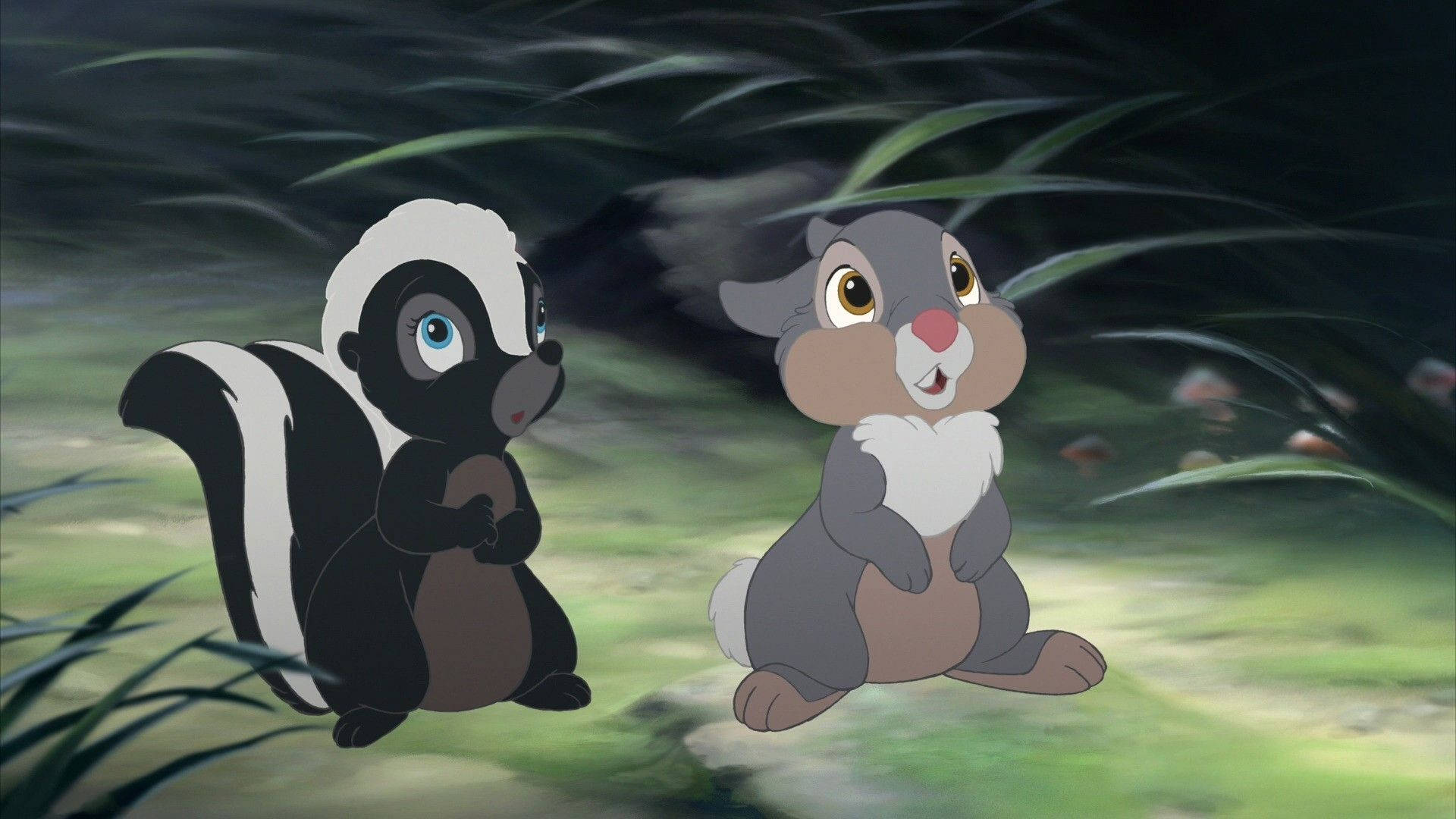 Thumper 桌布 壁紙 — 兩隻動畫森林動物，一隻臭鼬和一隻兔子，一起坐在黑暗樹葉下的草地上。