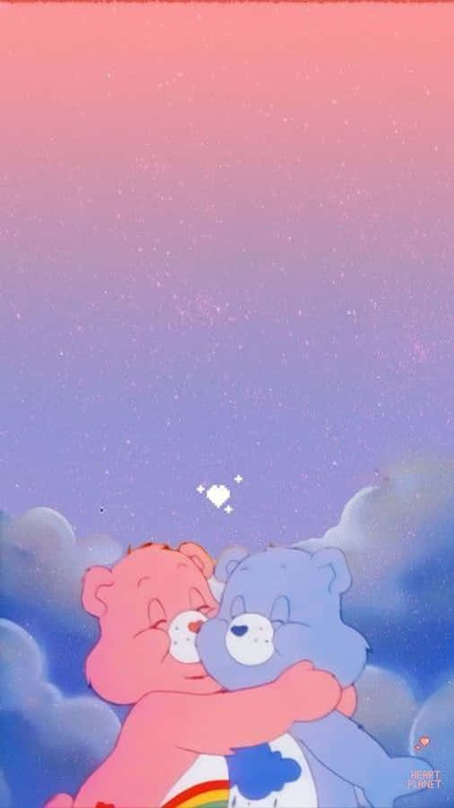 桌布 壁紙 — 兩隻動畫熊在充滿星星和雲朵的粉彩天空下溫柔擁抱。