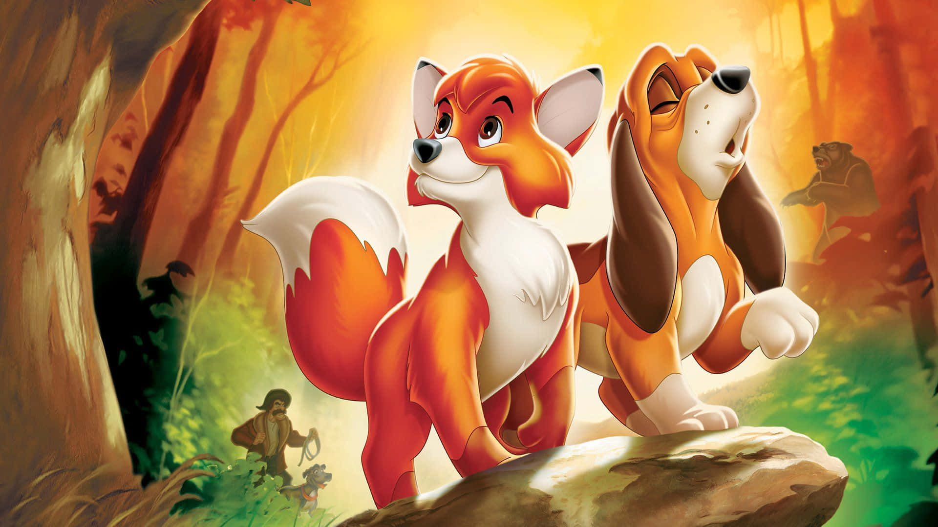 the fox and the hound 桌布 壁紙 — 兩隻動畫狐狸站在陽光普照的森林中的岩石上，背景有獵人。