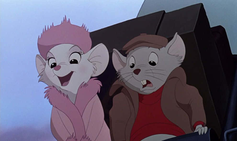 The Rescuers Down Under 桌布 壁紙 — 兩隻動畫老鼠，一隻粉紅色一隻灰色，坐在車輛中，表情歡樂又驚訝。