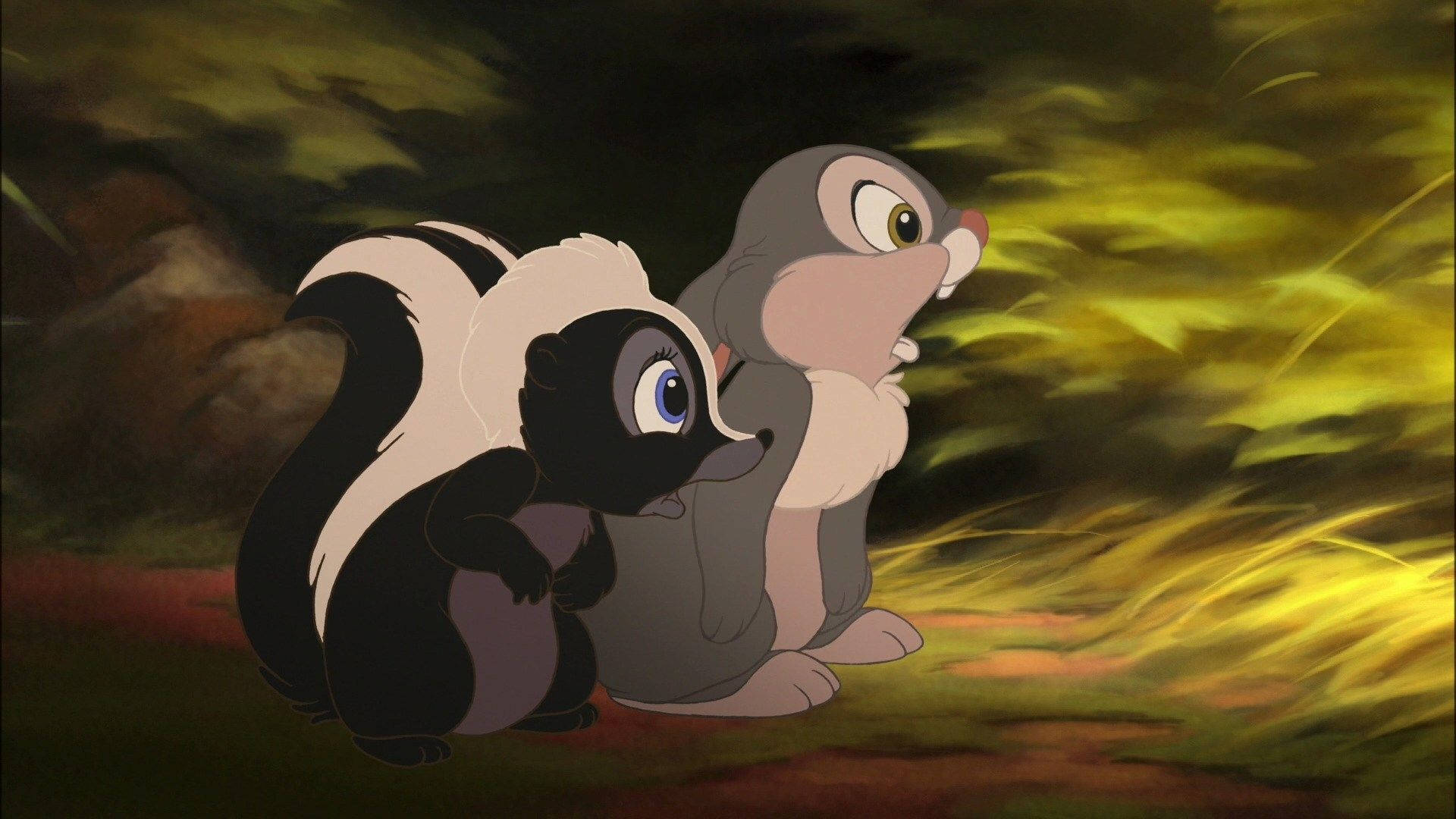 Thumper 桌布 壁紙 — 兩隻動畫臭鼬在夜間的森林中擠在一起，火黃色的火焰從它們身邊掠過。