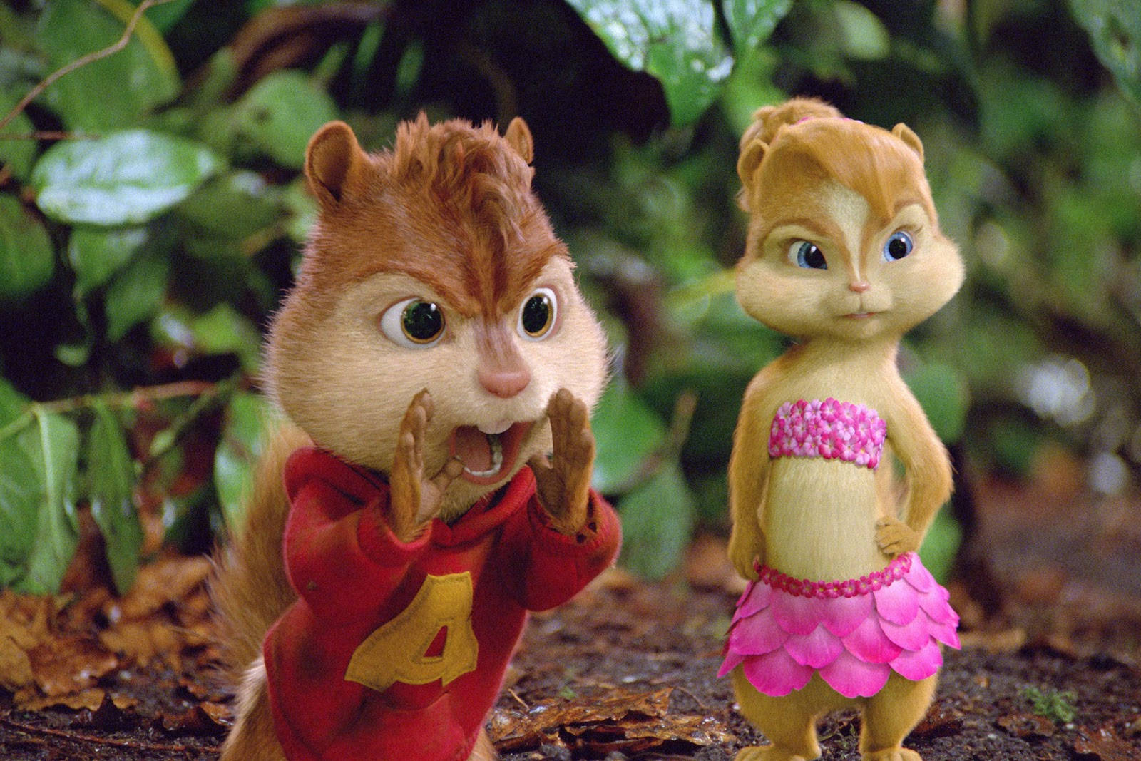 Chipmunks 桌布 壁紙 — 兩隻動畫花栗鼠，一隻穿紅色連帽衫，另一隻穿粉紅色衣服，站在樹葉茂密的森林中。