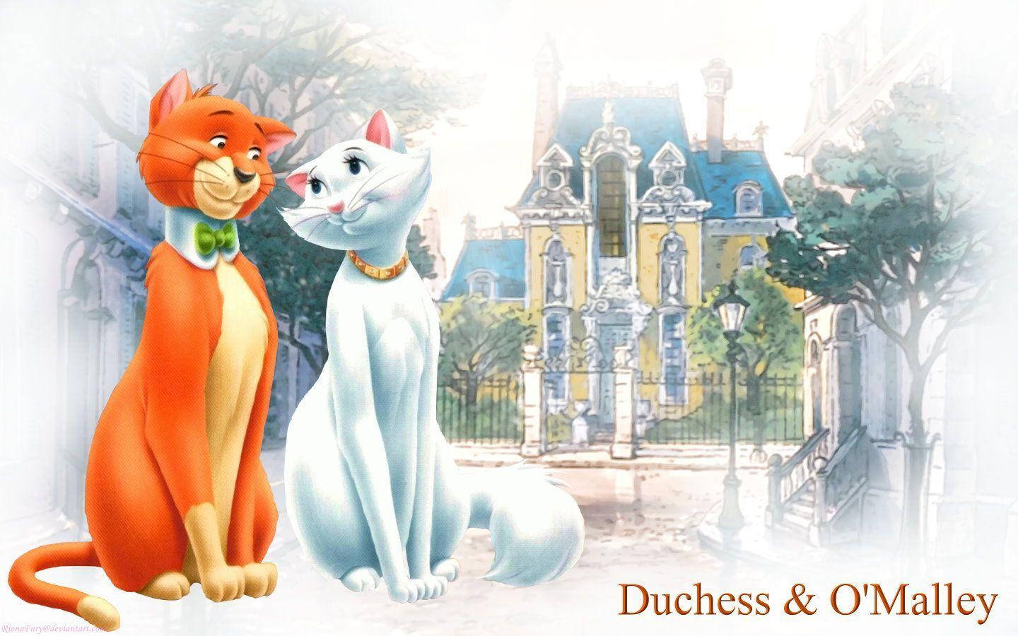 aristocats 桌布 壁紙 — 兩隻動畫貓，一橘一白，面對面坐在一座宏偉的歐洲豪宅前，帶有柔和粉彩燈光。
