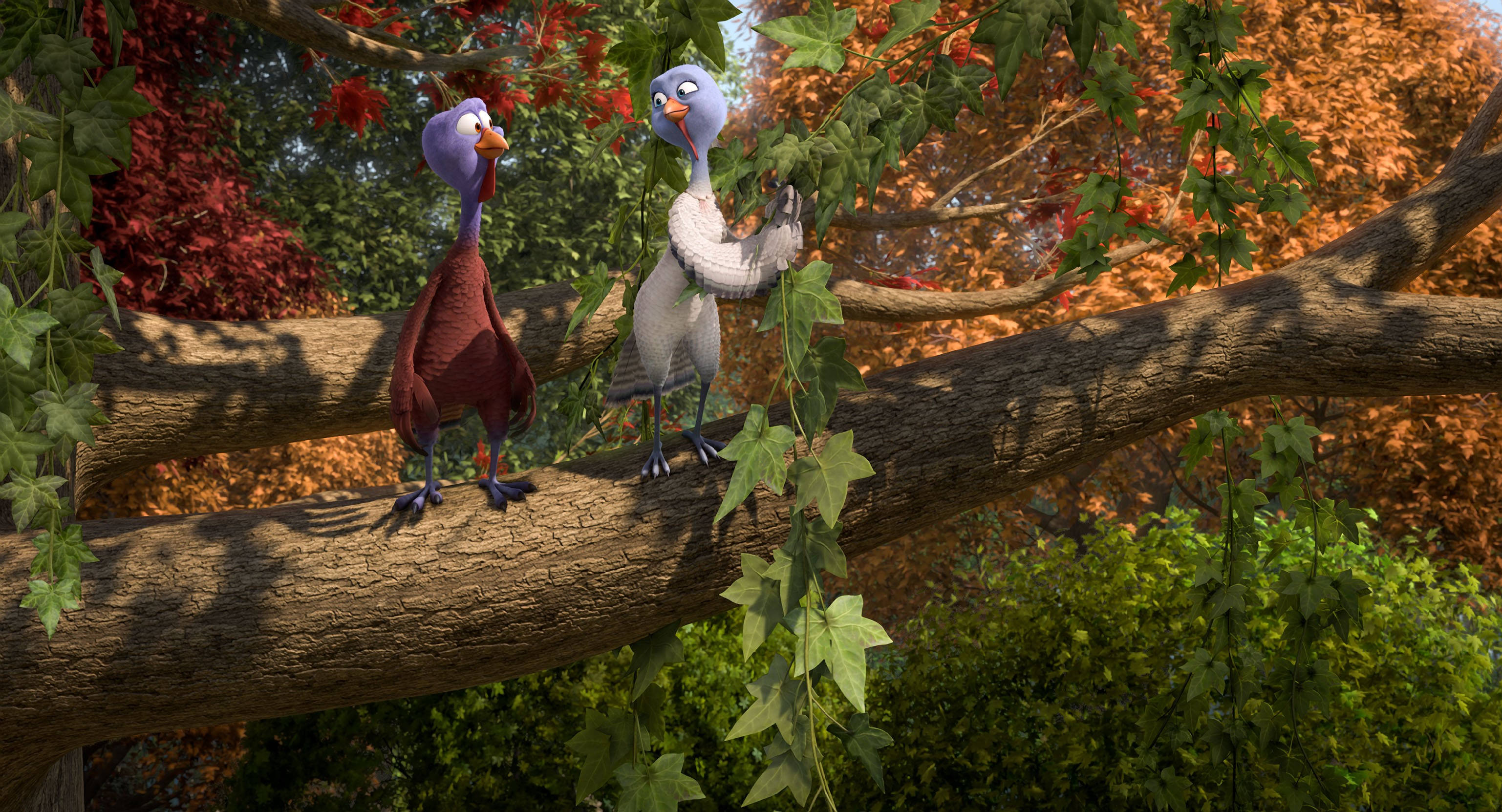 樹木 桌布 壁紙 — 兩隻動畫鳥棲息在樹枝上，周圍環繞著秋葉和綠色常春藤。