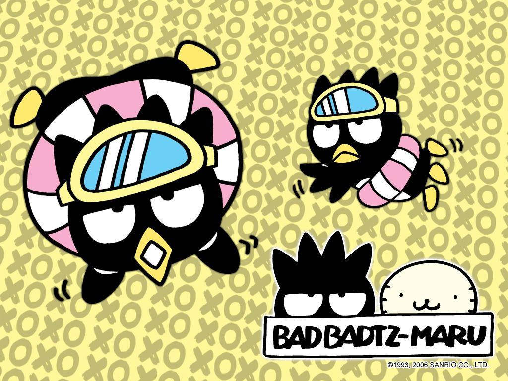 Badtz Maru 桌布 壁紙 — 兩隻卡通企鵝賽車手戴著條紋頭盔，在黃色X-O圖案背景上飛馳，下方有兩個較小的角色在觀看。