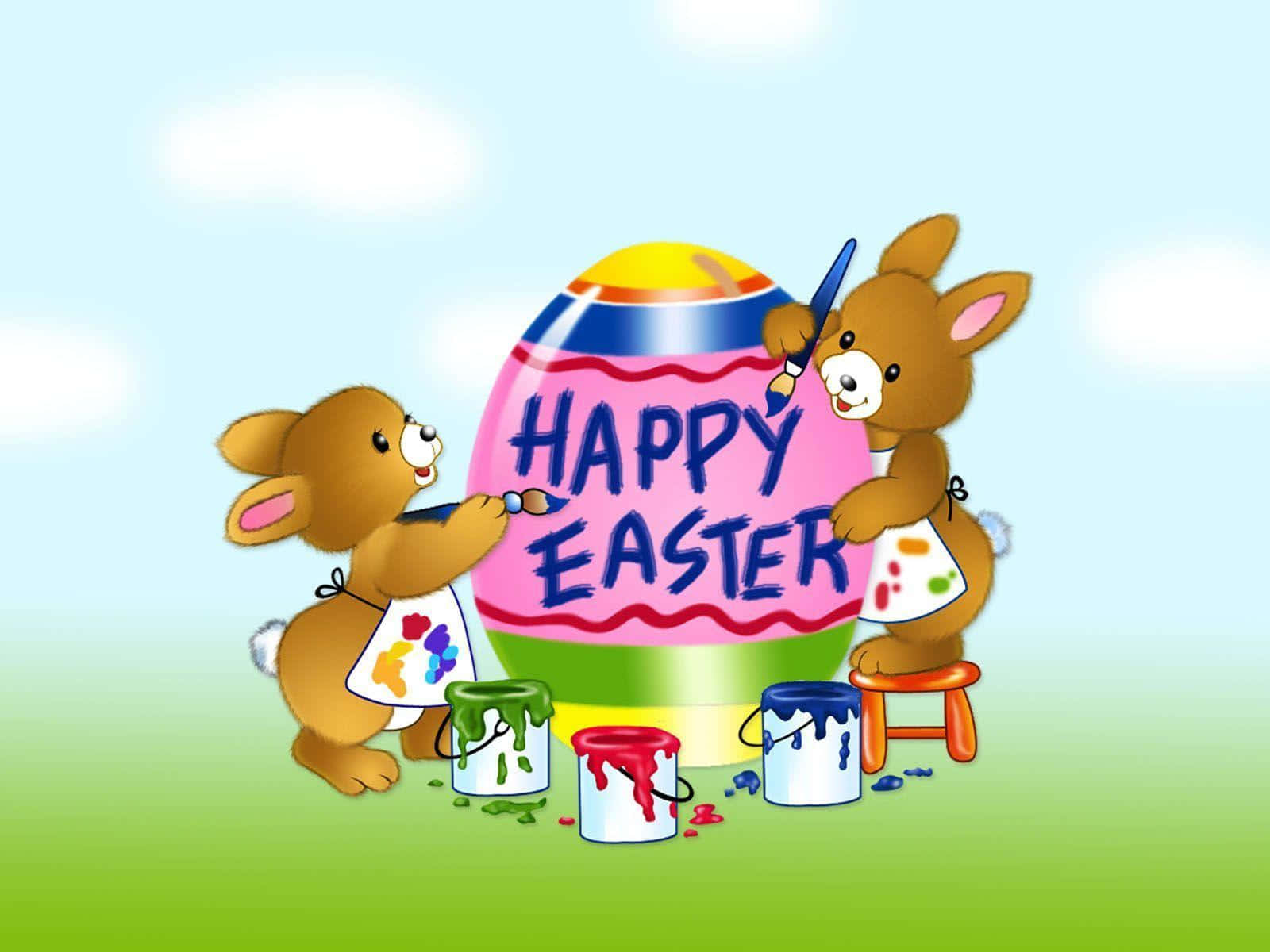 Cute Happy Easter 桌布 壁紙 — 兩隻卡通兔在明亮的天空下，為一個巨大的彩色復活蛋塗上「HAPPY EASTER」字樣。