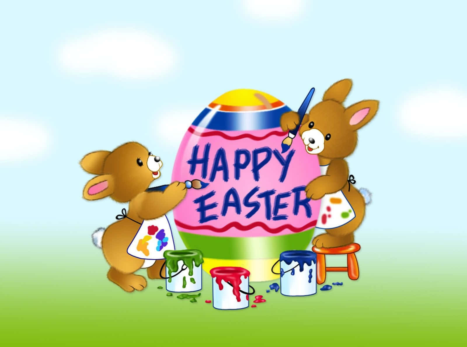 Happy Easter 桌布 壁紙 — 兩隻卡通兔在明亮的天空下，用彩色顏料在一個巨大的復活蛋上畫上「HAPPY EASTER」。