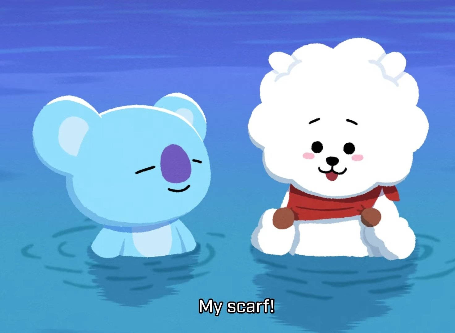 rj bt21 桌布 壁紙 — 兩隻卡通動物，一隻藍色無尾熊和一隻白色毛茸茸的狗，坐在清涼的藍色水中，狗戴著紅色圍巾並驚呼我的圍巾！
