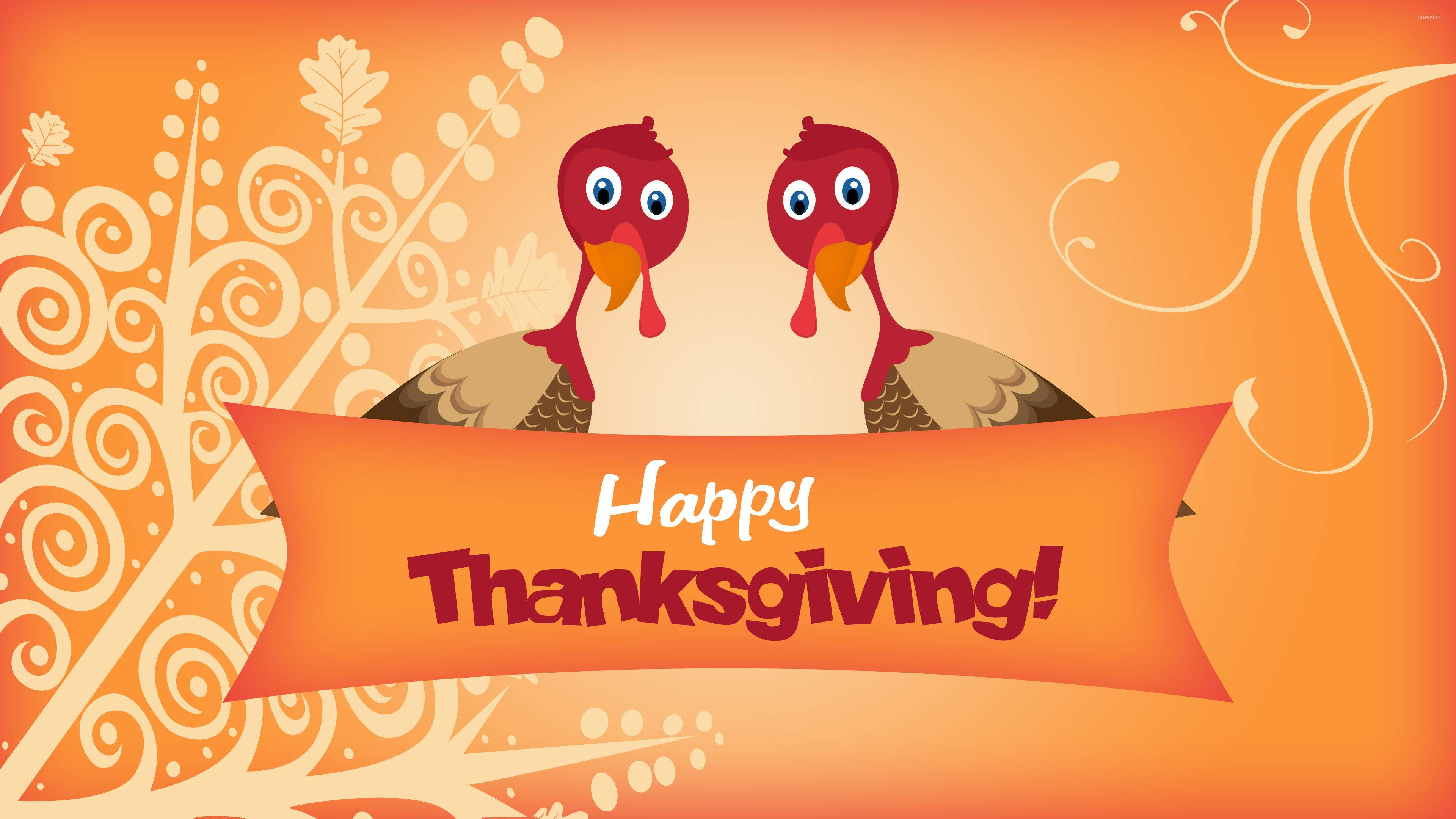 Happy Thanksgiving 桌布 壁紙 — 兩隻卡通火雞在一個節日橙色橫幅上探出頭來，上面寫著「Happy Thanksgiving!」，背景是溫暖的秋季主題。
