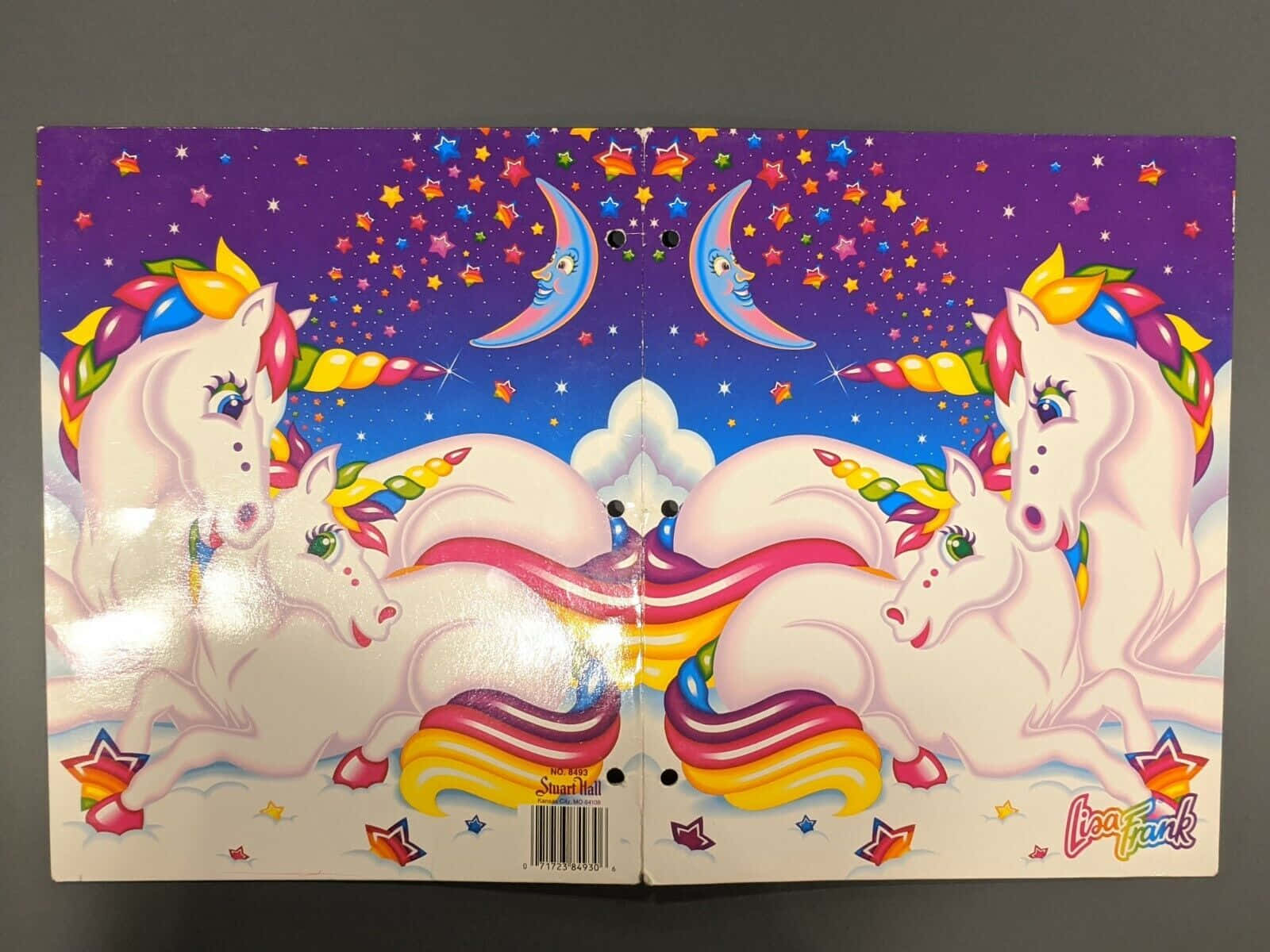 桌布 壁紙 — 兩隻卡通獨角獸，帶有彩虹鬃毛和角，在滿是星星的紫色天空下，與微笑的彎月嬉戲互動。