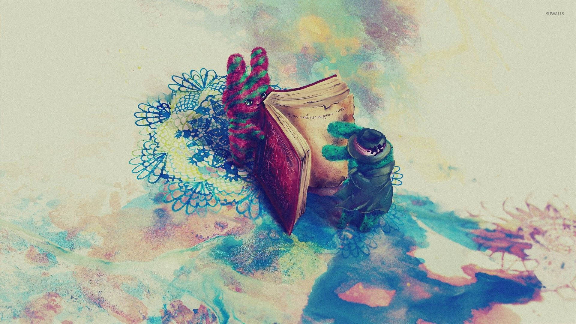 書本 桌布 壁紙 — 兩隻古怪的針織生物坐在一本打開的書旁邊，背景是帶有花卉圖案的水彩畫。