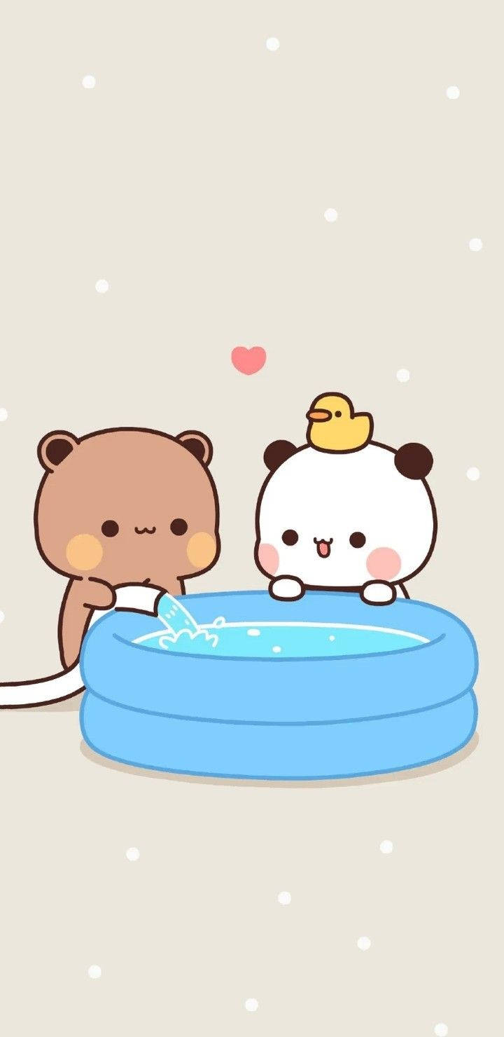 milk and mocha 桌布 壁紙 — 兩隻可愛的卡通動物，一隻棕熊和一隻熊貓，在藍色充氣泳池中嬉戲潑水，一隻黃色橡膠鴨漂浮在它們上方。