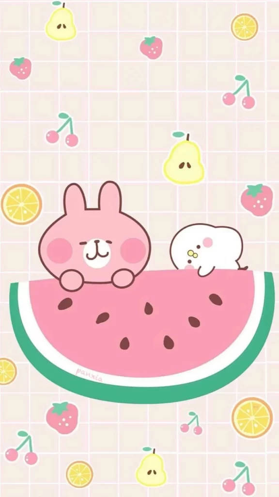 Fruit 桌布 壁紙 — 兩隻可愛的卡通動物在一個巨大的西瓜片上放鬆，背景是粉彩格子和漂浮的水果。