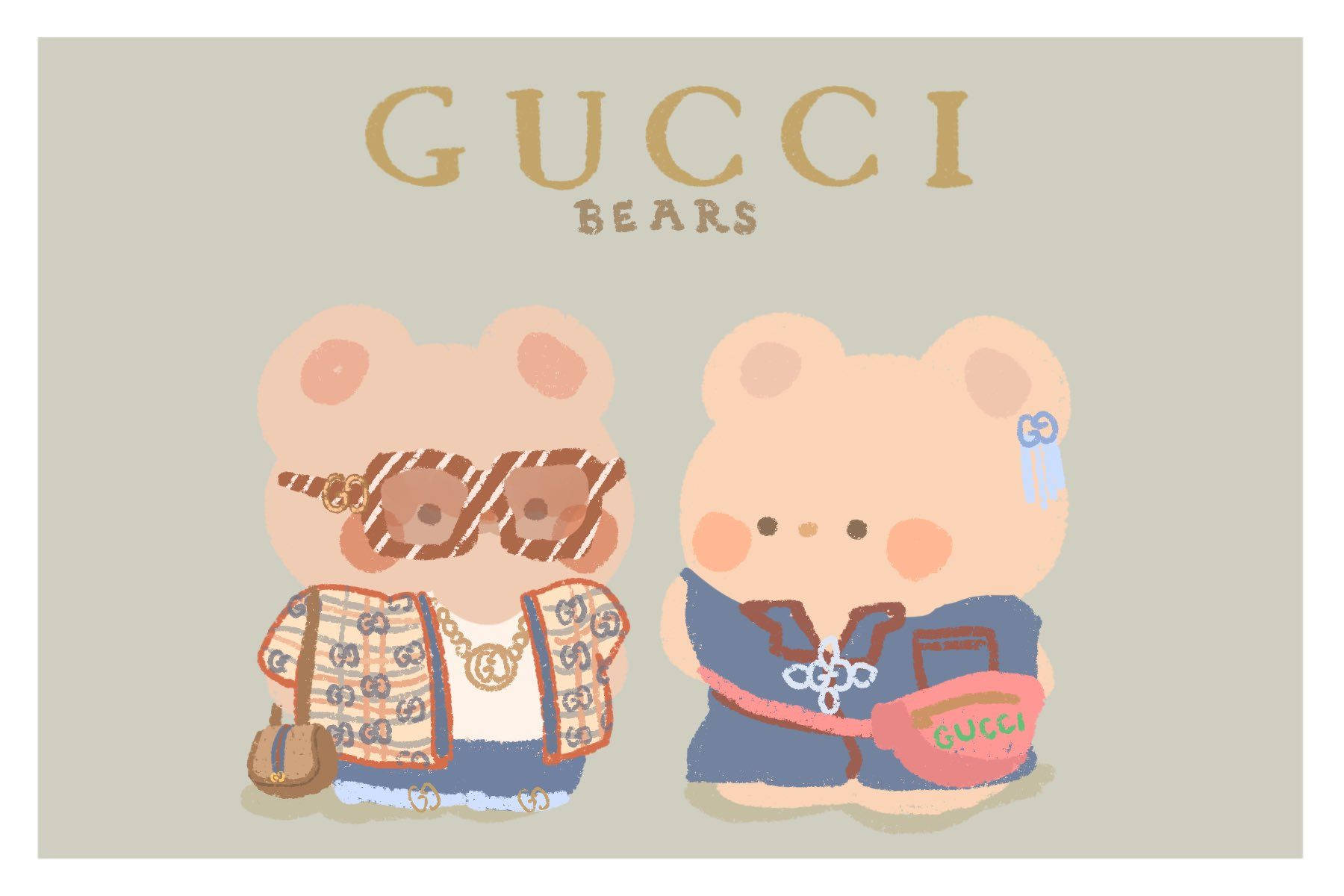 美感電腦 桌布 壁紙 — 兩隻可愛的卡通熊穿著Gucci時尚配件，並排站在米色背景前。