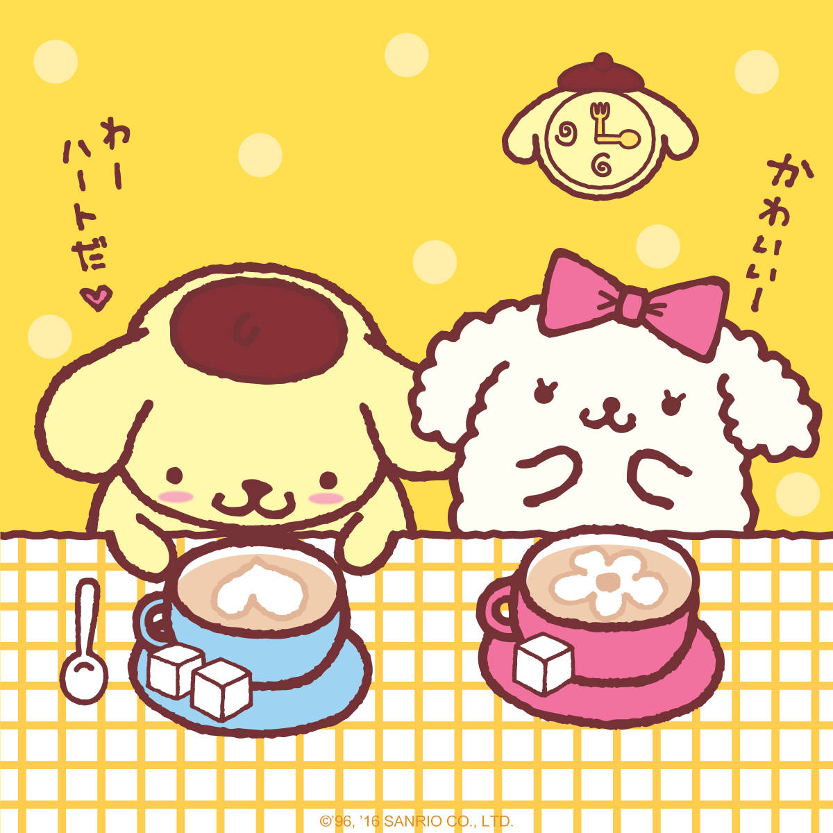 Pompompurin HD 桌布 壁紙 — 兩隻可愛的卡通狗在棋盤格桌上喝咖啡，上方是黃色圓點天空，還有一個時鐘。