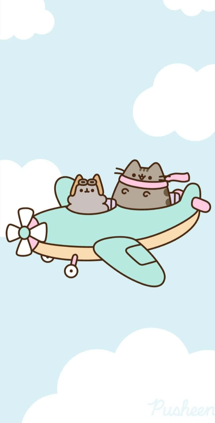Cute Pusheen 桌布 壁紙 — 兩隻可愛的卡通貓在粉彩飛機上飛過柔和的藍天，有 fluffy 白色雲朵。