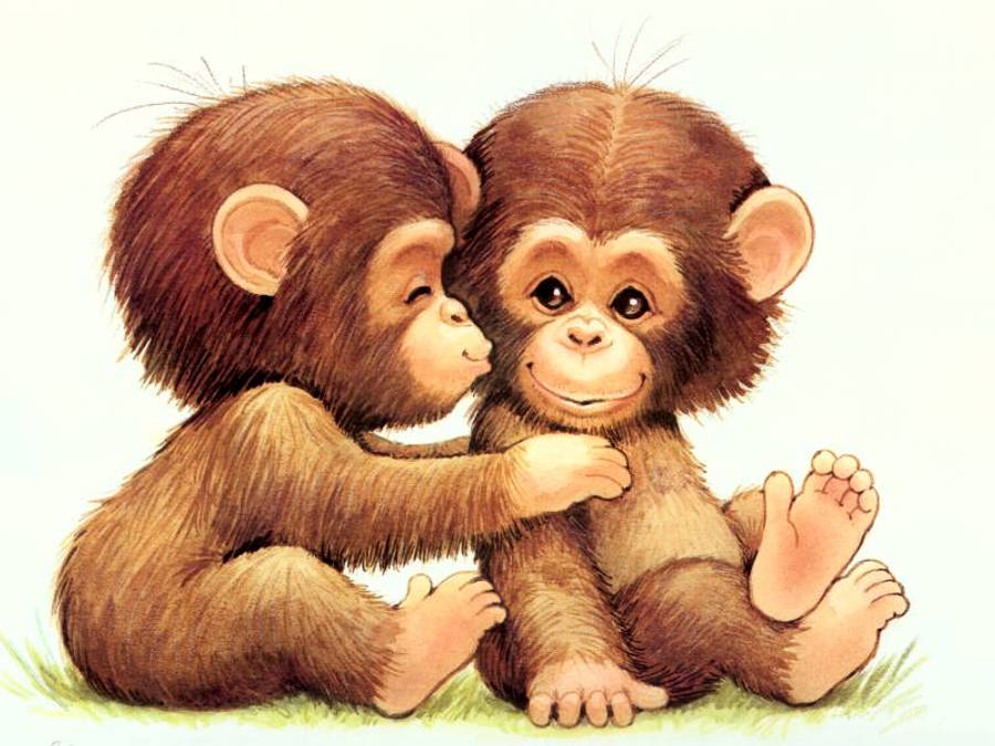 Baby Monkey 桌布 壁紙 — 兩隻可愛的嬰兒黑猩猩在一片綠色草地上親切地擁抱，毛髮柔軟棕色，表情溫柔。