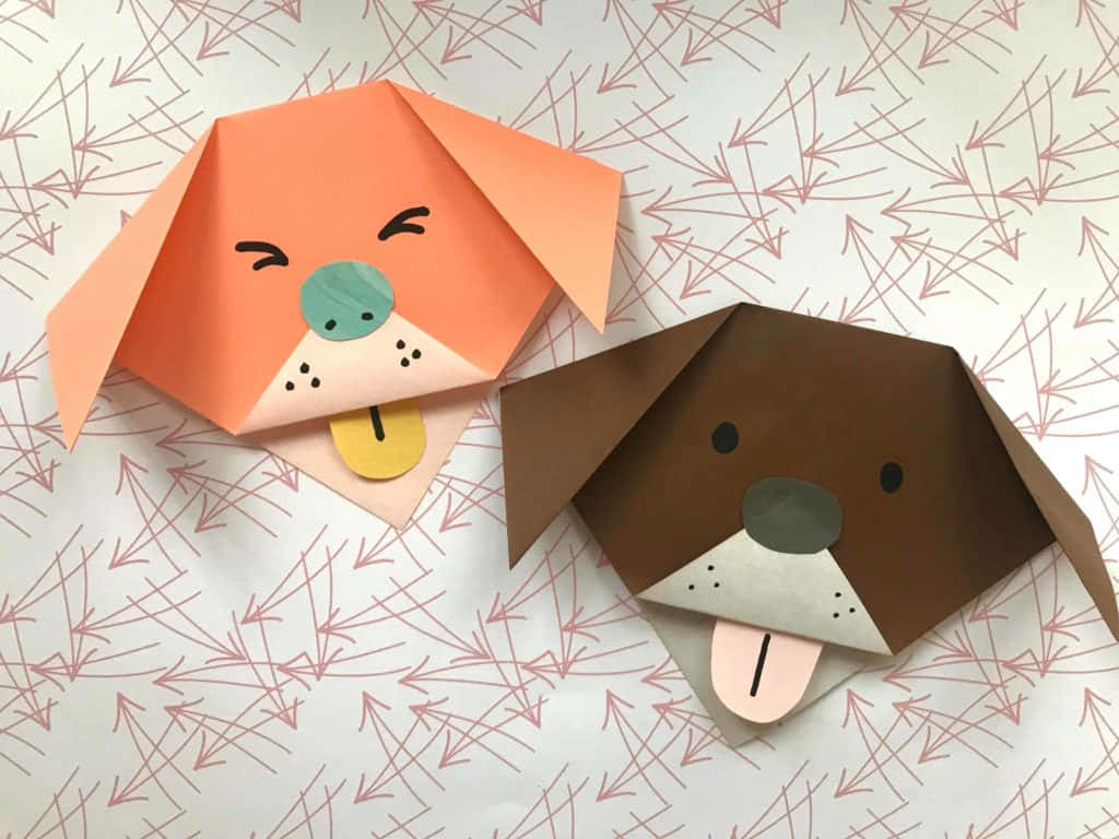 Easy Dog 桌布 壁紙 — 兩隻可愛的摺紙狗，帶有彩繪特徵，放在粉紅色箭頭圖案背景上。