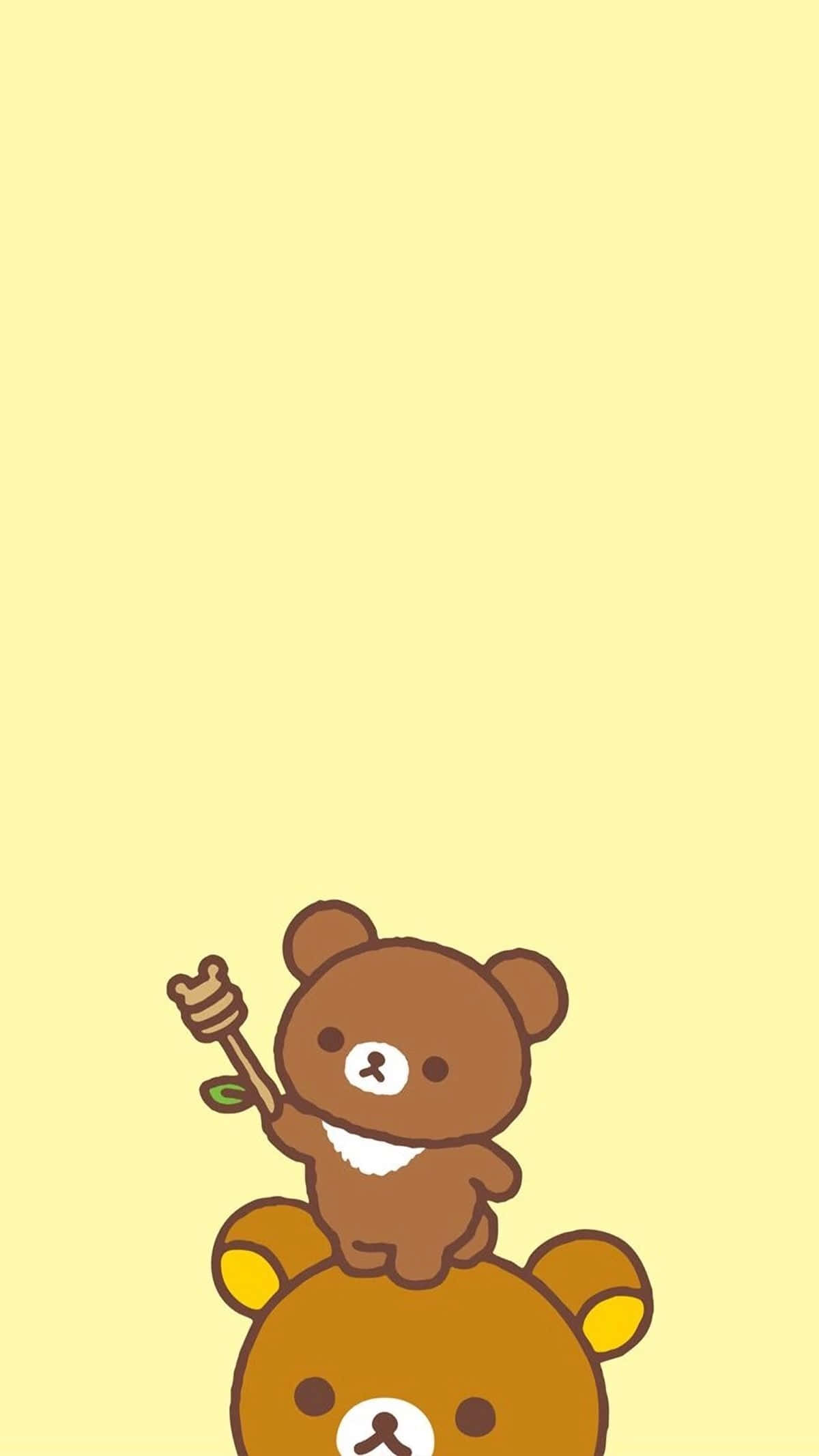 懶懶熊 桌布 壁紙 — 兩隻可愛的棕色小熊，一隻坐在另一隻上面，拿著蜂蜜蘸棒，背景是柔和的黃色。