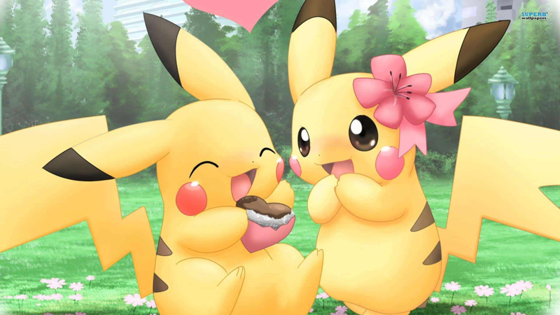 Cute Pikachu And Eevee 桌布 壁紙 — 兩隻可愛的皮卡丘在一個陽光明媚的公園裡分享甜點，周圍有粉紅色的花朵和綠色的樹木。